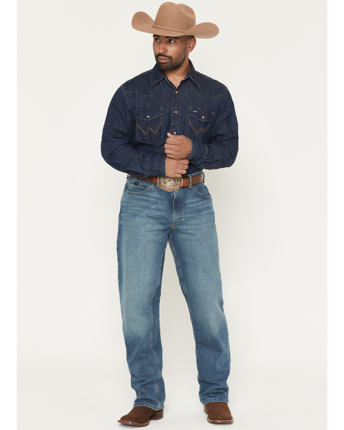 Calça Jeans Wrangler X Cody Johnson 20X com corte reto e stretch, lavagem média