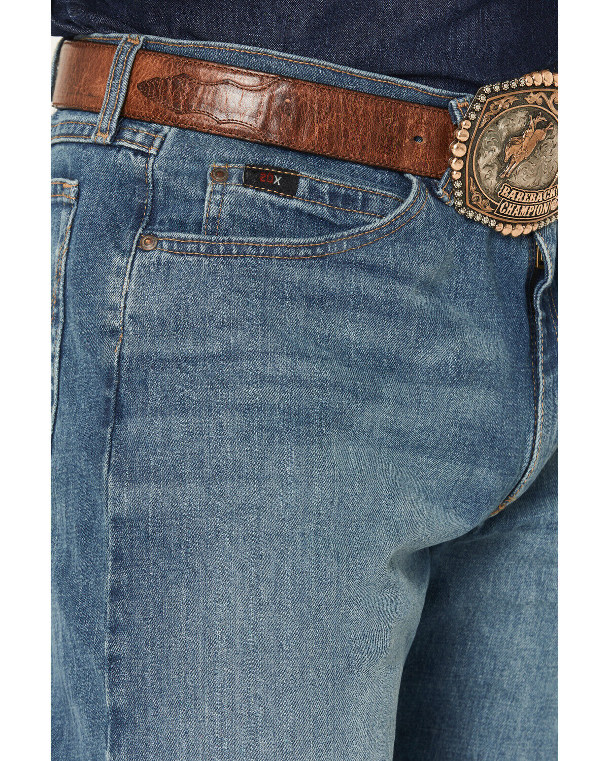 Calça Jeans Wrangler X Cody Johnson 20X com corte reto e stretch, lavagem média