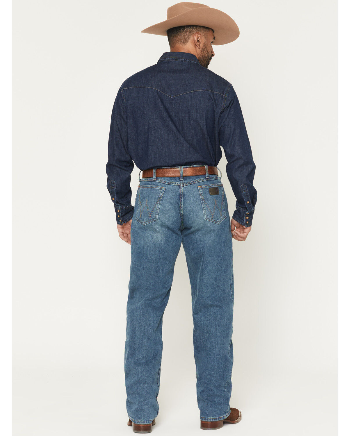 Calça Jeans Wrangler X Cody Johnson 20X com corte reto e stretch, lavagem média