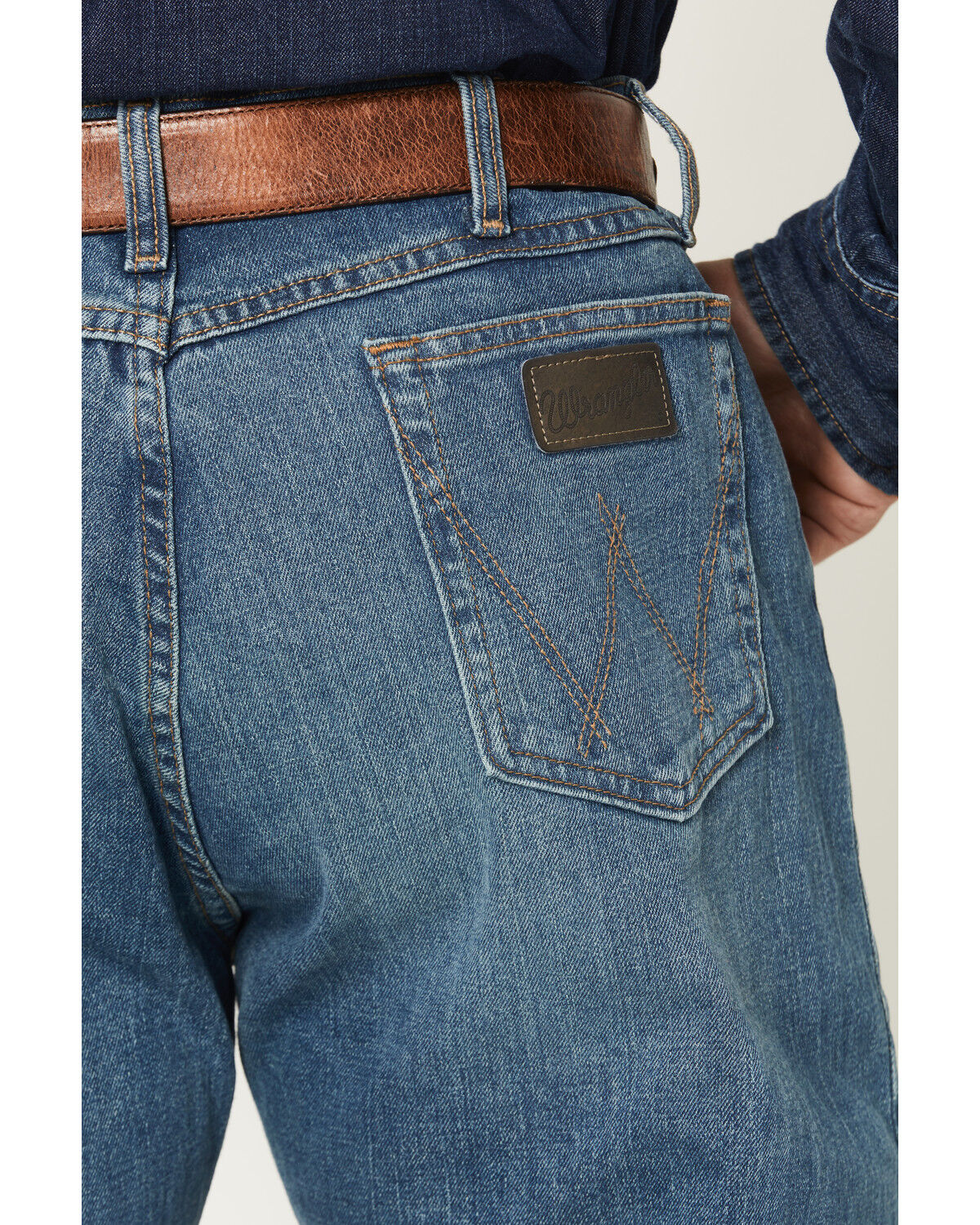 Calça Jeans Wrangler X Cody Johnson 20X com corte reto e stretch, lavagem média