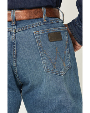 Calça Jeans Wrangler X Cody Johnson 20X com corte reto e stretch, lavagem média